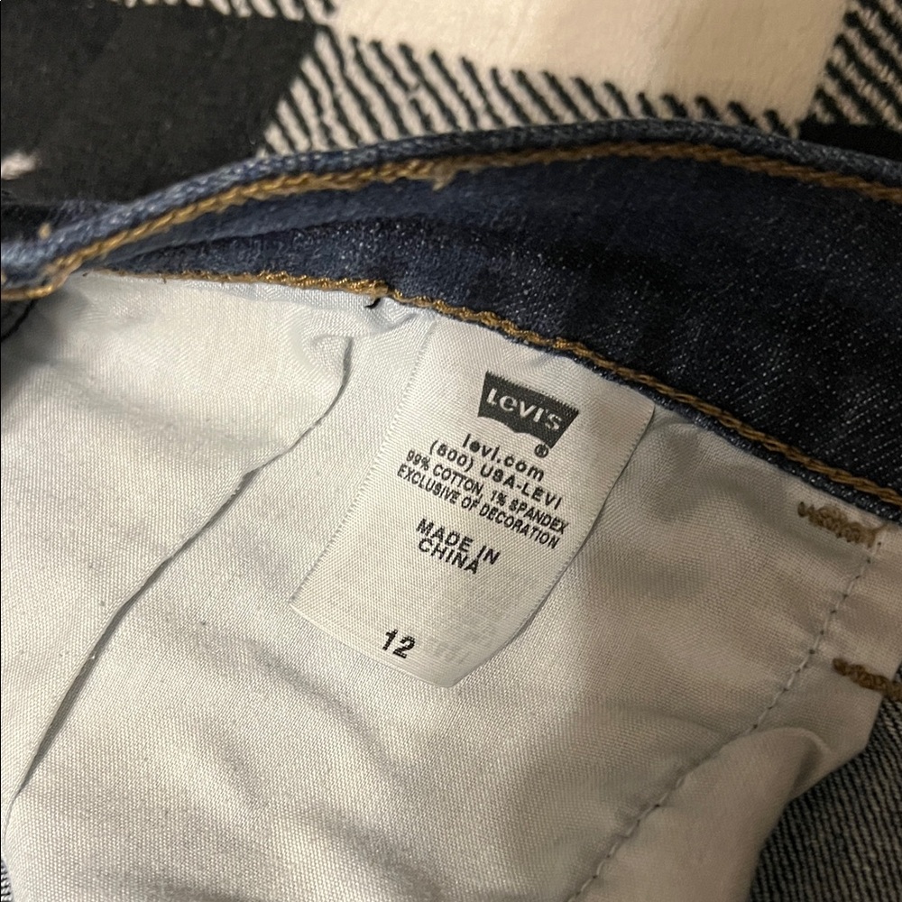 Women’s Levi’s 5 Pocket Denim Shorts/Size 12 - Picture 3 of 8
